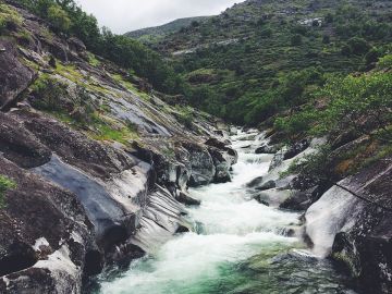 Las piscinas naturales de España que no puedes perderte este verano Las piscinas naturales de España que no puedes perderte este verano