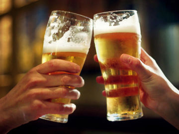 Dos vasos de cerveza Dos vasos de cerveza