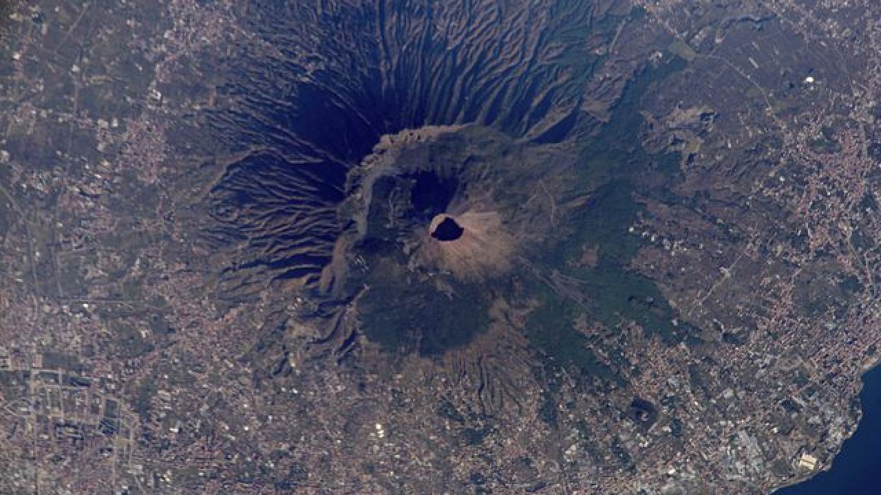 El volcán escondido de Nápoles que es más peligroso que el Vesubio