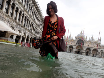 Una mujer camina por el centro de Venecia Una mujer camina por el centro de Venecia