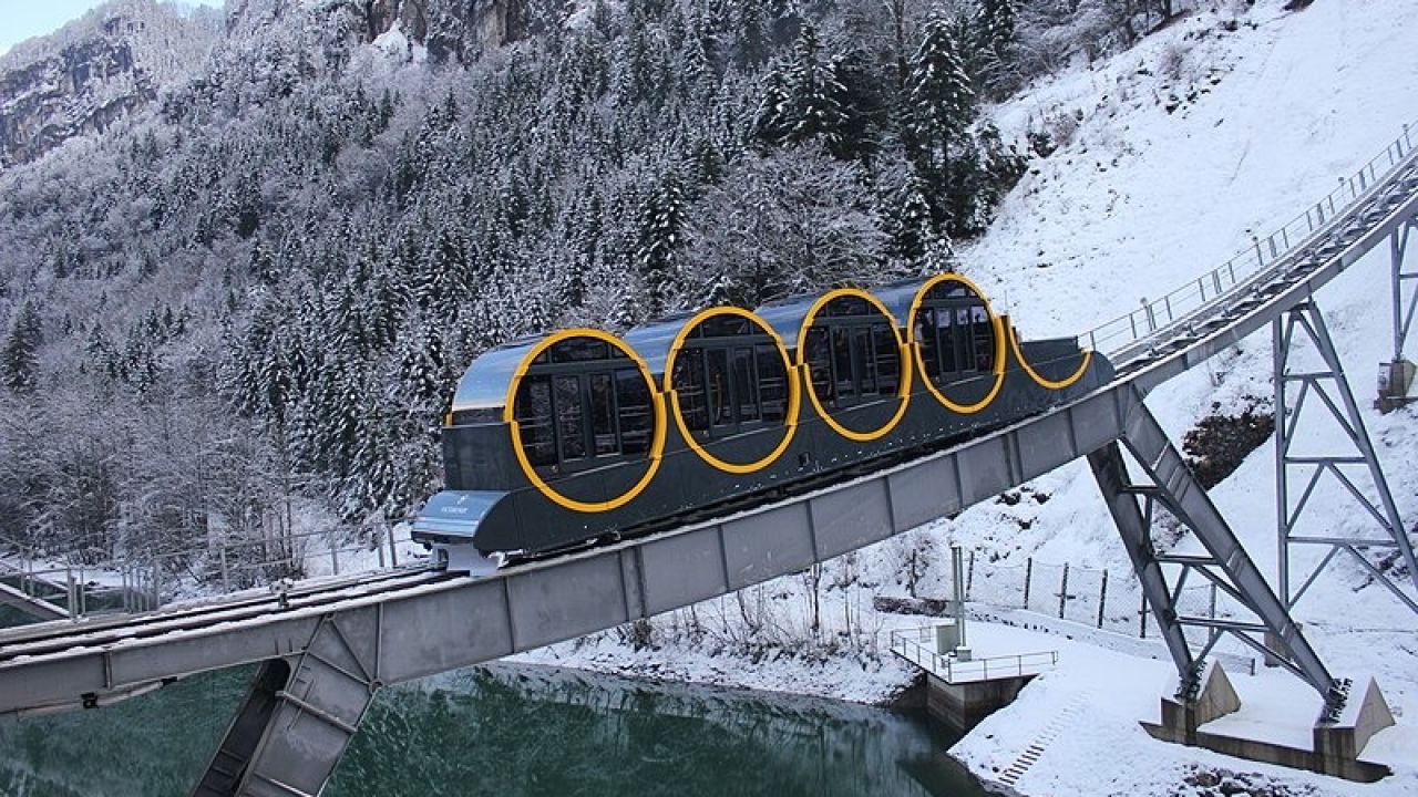 El funicular más empinado del mundo está en Suiza, y es así de