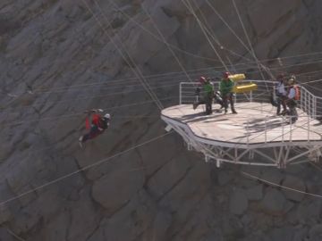 Volar como un pájaro o ser un súper héroe en la tirolina más larga del mundo Volar como un pájaro o ser un súper héroe en la tirolina más larga del mundo