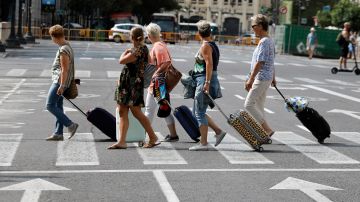 varias turistas arrastran sus maletas tras abandonar un hotel varias turistas arrastran sus maletas tras abandonar un hotel