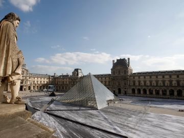 Obra del fotógrafo francés Jean Rene a las afueras del Museo del Louvre Obra del fotógrafo francés Jean Rene a las afueras del Museo del Louvre